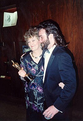 Brenda Fricker (l) tijdens de Oscaruitreiking in 1990.