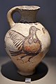 'Siyah ve kırmızı' tarzında boyanmış, her iki tarafında bir kuş bulunan tipik Kiklad kil sürahi. (Orta Kiklad - Geç Kiklad I dönemi, yaklaşık. MÖ 1600, Atina Ulusal Arkeoloji Müzesi.)