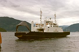 «Eidfjord», en PS 50 pendelferge hvor deler av bildekket ikke har overbygg. Foto: Harald Sætre