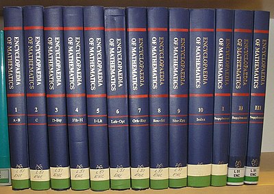 Bir üniversite kütüphanesinde eksiksiz bir Matematik Ansiklopedisi seti.