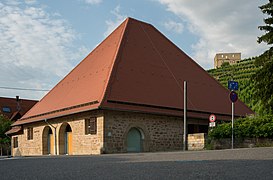 Glockenkelter mit der Yburg im Hintergrund