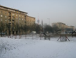 Az egykori tiszti lakótelep, előtte az Üllői út