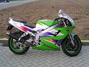 De dolfijnstroomlijn in 1999 op een Kawasaki ZXR 400.