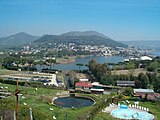 Der Lucriner See mit dem Monte Nuovo, dahinter der Monte Gauro mit dem Monte Sant’Angelo (links) und dem Monte Barbaro (rechts)