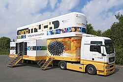 "Ausstellungsfahrzeug der Initiative nanoTruck - Treffpunkt Nanowelten"