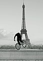 Ciclismo estremo con vista sulla Torre Eiffel di Parigi