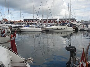 Skagen Havn mit den historischen Fischlagerhäusern im Hintergrund (Juli 2008)