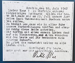 Hier sieht man eine Postkarte, verfasst von Max Gompertz 15 Tage vor der erzwungenen Ausreise nach Theresienstadt. Sie ist unter anderem im Schaukasten oberhalb der verlegten Stolpersteine abgebildet.