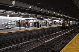 Neubau WTC Cortlandt am Eröffnungstag 2018 mit Zug der Linie 1