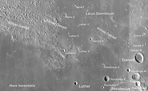 Luther mit Nebenkratern und Rimae Daniell (LROC-WAC)