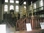 Interieur van de Portugees-Israëlietische Synagoge met de teba op de voorgrond en de heechal (Heilige Arke) op de achtergrond