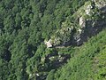 Blick von oben auf den Aussichtspavillon und die Schlucht