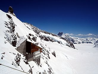 Blick auf Sphinx-Observatorium, Stationsgebäude mit Restaurants und Geschäften sowie Jungfraufirn und Aletschgletscher