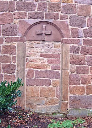 Romanische Tür an der Kirche mit Tympanon