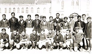 1924-25 sezonundaki bir maç öncesi Fenerbahçe ve Galatasaray takımları
