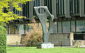 Barbara Hepworths „Achaean“ im St Catherine’s College in Oxford.