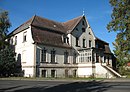 Wohnhaus, linkes Wirtschaftsgebäude und Reste der Hofpflasterung