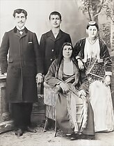 Ποντιακή οικογένεια της Ρωσίας στις αρχές του αιώνα, φορώντας την παραδοσιακή στολή