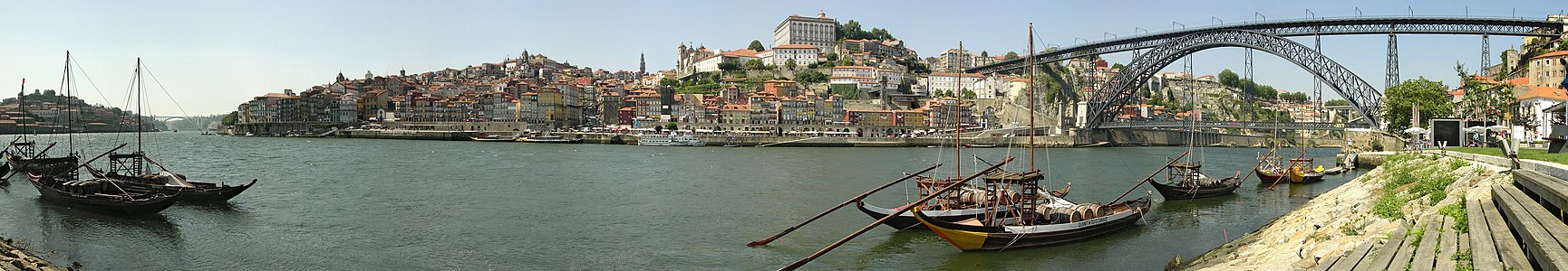 Porto ve Douro Nehri'nin Vila Nova de Gaia'dan görünümü. (Üreten: Olegivvit)