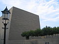 Die Neue Synagoge befindet sich am Ende der Brühlschen Terrasse, unmittelbar an der Carolabrücke