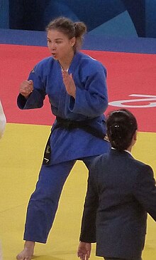 Szofi Özbas trägt einen blauen Judogi.