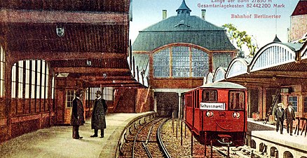 U-Bahnhof Berliner Tor 1912, Seitenbahnsteige im offenen Einschnitt, im Hintergrund das ursprüngliche Zugangsgebäude