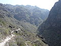 Weiterer Blick, unten rechts ist ein Kanal zum Ablauf des Wasserfall-Wassers zu sehen