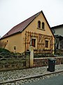 Seitengebäude und Scheune eines Bauernhofes sowie rückwärtige Einfriedungsmauer an der Lutherstraße