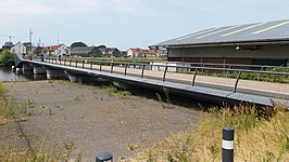 Kadoelenbrug met pijlvorm in contragewicht en brugrand (juli 2018)