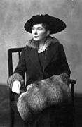 Margarethe Ludendorff mit Opossumfellmuff (1915)