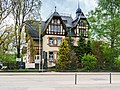 Frauenklinik: ehemalige Villa mit Einfriedung und Nebengebäude