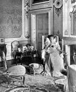 Die Herzogin von Arenberg im Grünen Salon, 1906