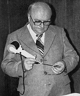 Kürschnermeister Max Klefisch mit seinem neu entwickelten Emka-Bandkleber (1974)