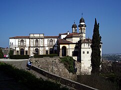 Facciata di Villa Duodo; a destra la cupola del Santuario