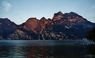 Die Ostseite der Rocchetta im Morgenlicht. Von links nach rechts: Cima Capi, Cima Rocca, Monte di Riva, Corno Frea, Grotta Dazi, Cima Valdès und Cima Giochello.