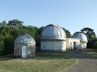 Doppelkuppeln, in denen die 1-m- und 60-cm-Teleskope untergebracht sind.