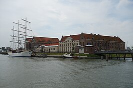 Op de achtergrond het voormalige gevangeniscomplex, op de voorgrond de nieuwe brug die het eiland met het Hoofd verbindt.