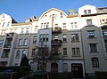 Mietshaus in geschlossener Bebauung mit Vorgarten und Einfriedung