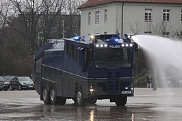 Een water-sproeiende Wasserwerfer 10000 in eigendom van de Hamburgse politie.