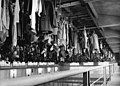 Kleiderhaken bei einer Kaue im Ruhrbergbau