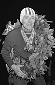 Fred Anton Maier med laurbærkrans som seierstegn etter EM i 1968 på Bislett stadion i Oslo. Foto: Ron Kroon / Anefo