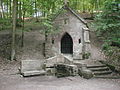 Köpferbrunnen mit Einsiedlerklause