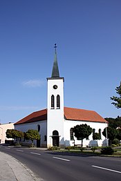 Evangelische Pfarrkirche (links) und römisch-katholische Filialkirche (rechts) in Loipersbach