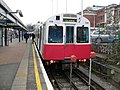 Großprofilzug des Typs D78 auf der District Line, Station Kensington (Olympia)