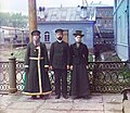 Τρεις γενιές μιας ρωσικής οικογένειας, Καλγκάνοφ από τα Ουράλια γύρω στο 1910. Η φωτογραφία τραβήχτηκε από τον Σεργκέι Προκούντιν-Γκόρσκι.