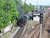 Ausfahrender Zug der Lößnitzgrundbahn am Bahnhof Radebeul Ost