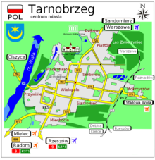 Rysunkowa mapa centrum. Uproszczony układ głównych dróg. Na północy Muzeum Historyczne i Zamek Tarnowskich. Na wschodzie Wisła z przeprawą promową. Naokoło zaznaczone kierunki wyjazdowe - na północ Sandomierz, na wschód Stalowa Wola, na południe m.in. Rzeszów, a na zachód Ciszyca.