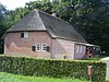 Boerderijcomplex, bestaande uit een langgevelboerderij, een naoorlogse wagenloods en schuur. Dit complex heeft aan het einde van de Tweede Wereldoorlog in de vuurlinie gelegen, waarvan het sporen vertoont in het metselwerk van de boerderij. Aan de rechterzijgevel is ca. 1930 een aanbouw gebouwd. Aan de voor- en zijgevels zijn tegels ingemetseld met de inscriptie: "Baaijenshof 1828". In de linker- en rechterzijgevel een tegel met: "Ik blijf in goede verwachting 1828".