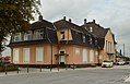 Bahnhof-Empfangsgebäude von 1907 mit Lagerhallen