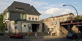 Bahnhofsgebäude mit angrenzender Brücke